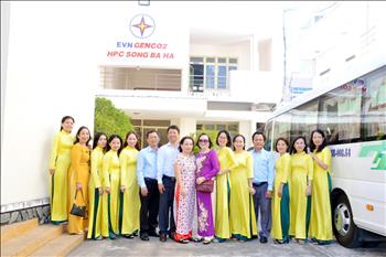 Nữ cán bộ Công ty Cổ phần Thủy điện Sông Ba Hạ duyên dáng với trang phục áo dài truyền thống