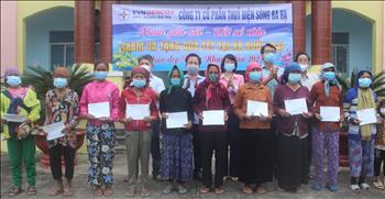 Trao tặng quà Tết cho các gia đình có hoàn cảnh khó khăn tại huyện Sơn Hòa và Sông Hinh