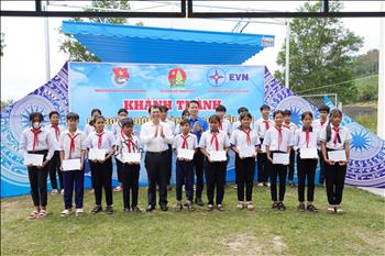 Khánh thành và bàn giao công trình bể bơi di động phục vụ  cho học sinh miền núi xã Suối Trai